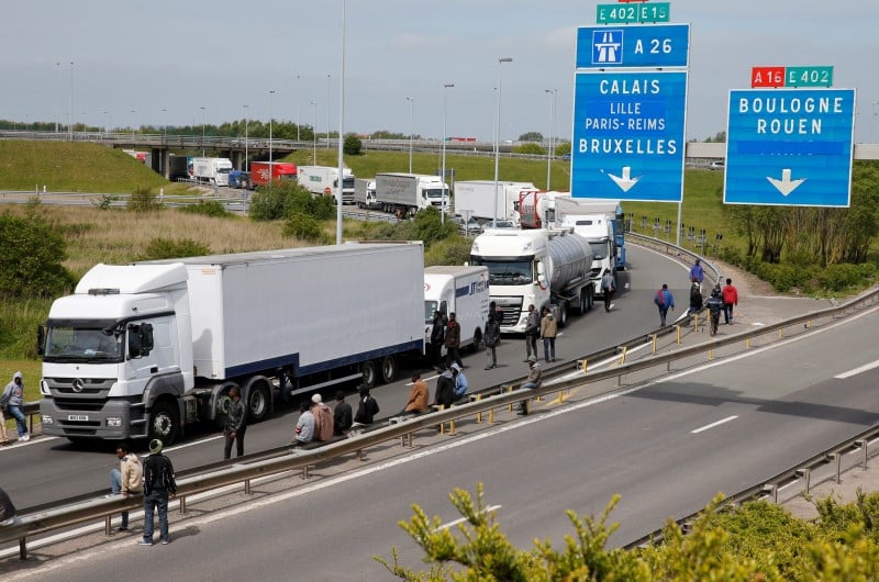 Londres etudie un renforcement des mesures de securite autour de calais