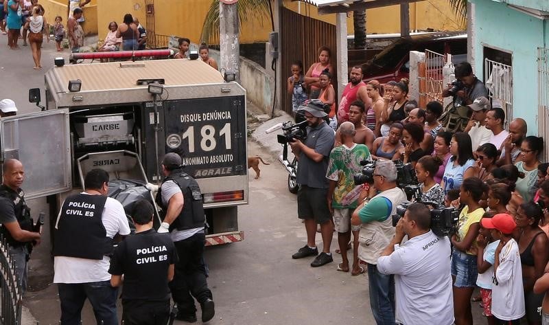 Au bresil, le pouvoir hausse le ton face a une greve de policiers