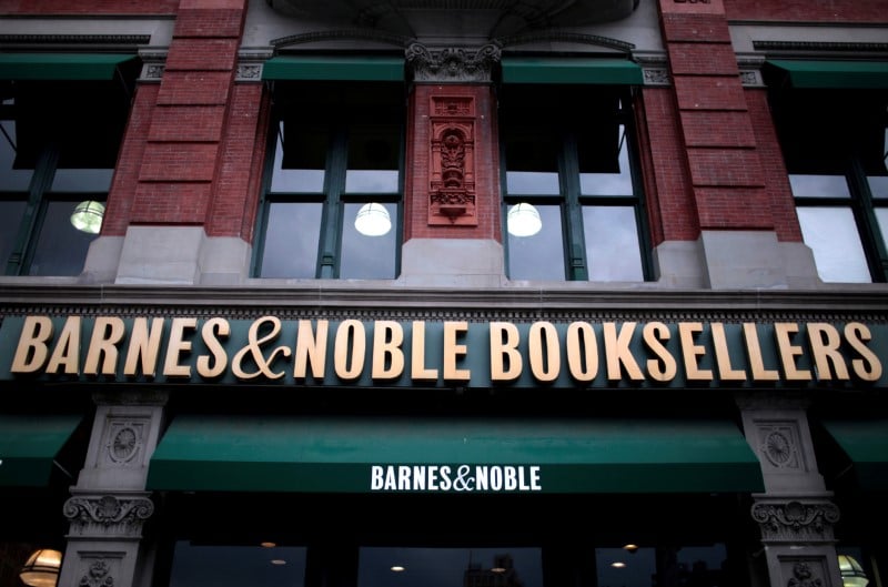 Barnes & noble mene une revue strategique, le titre s'envole