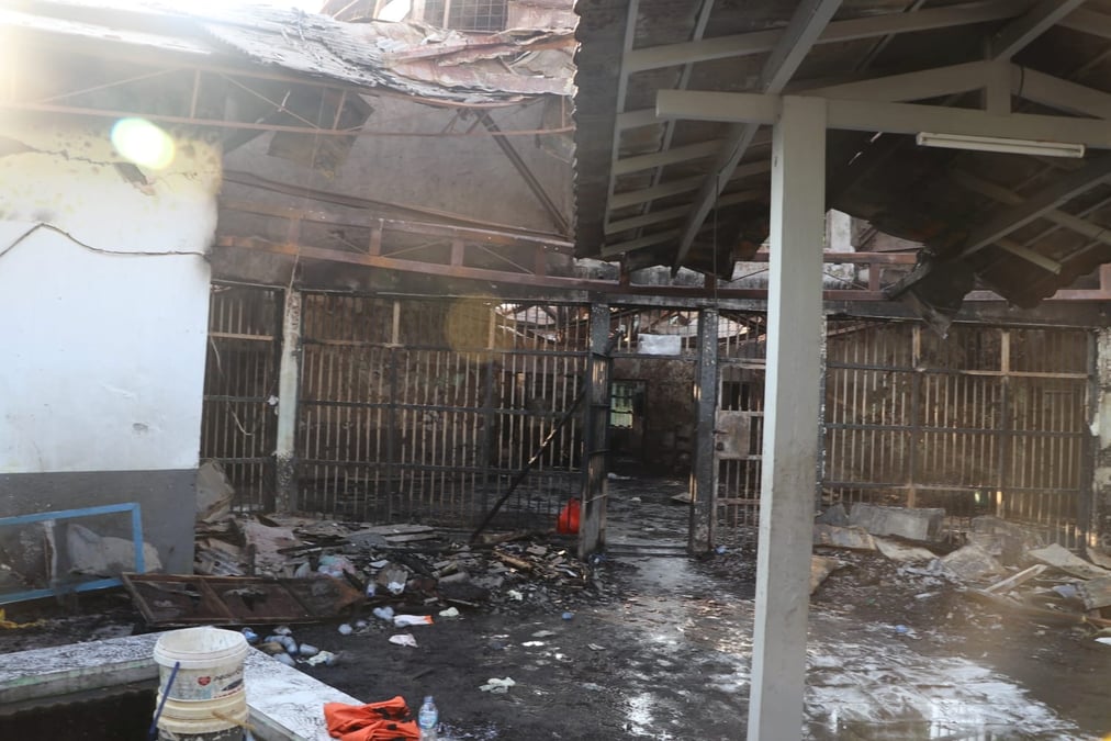 Indonesie: le bilan de l'incendie d'une prison surpeuplee revu a la hausse