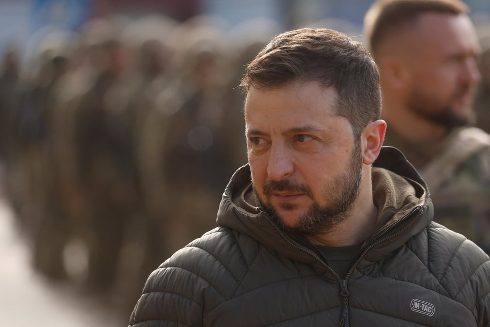 Le president ukrainien volodimir zelensky lors d'une une ceremonie de lever du drapeau apres le retrait russe de kherson