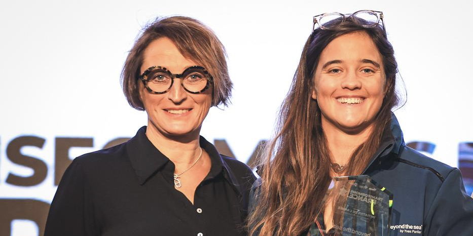 La directrice d'Engie en Nouvelle-Aquitaine Sabine Devynck a remis le prix Transition écologique à Florence Plumacker de Beyond the Sea.