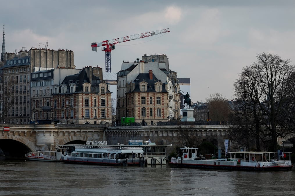 Vue de grues de construction a paris