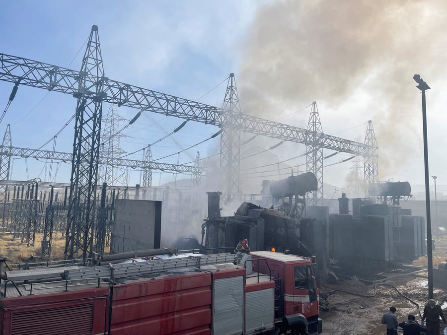 De la fumee s'eleve d'une centrale electrique suite a des frappes aeriennes israeliennes a sanaa