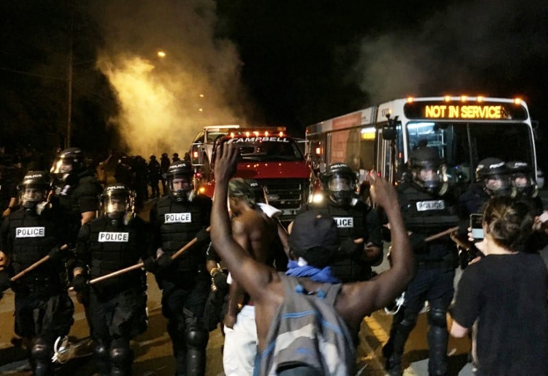 Violente manifestation a charlotte apres la mort d'un noir