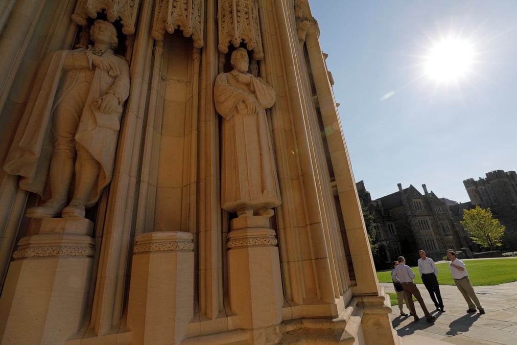 Une statue sudiste retiree du campus de duke en caroline du nord