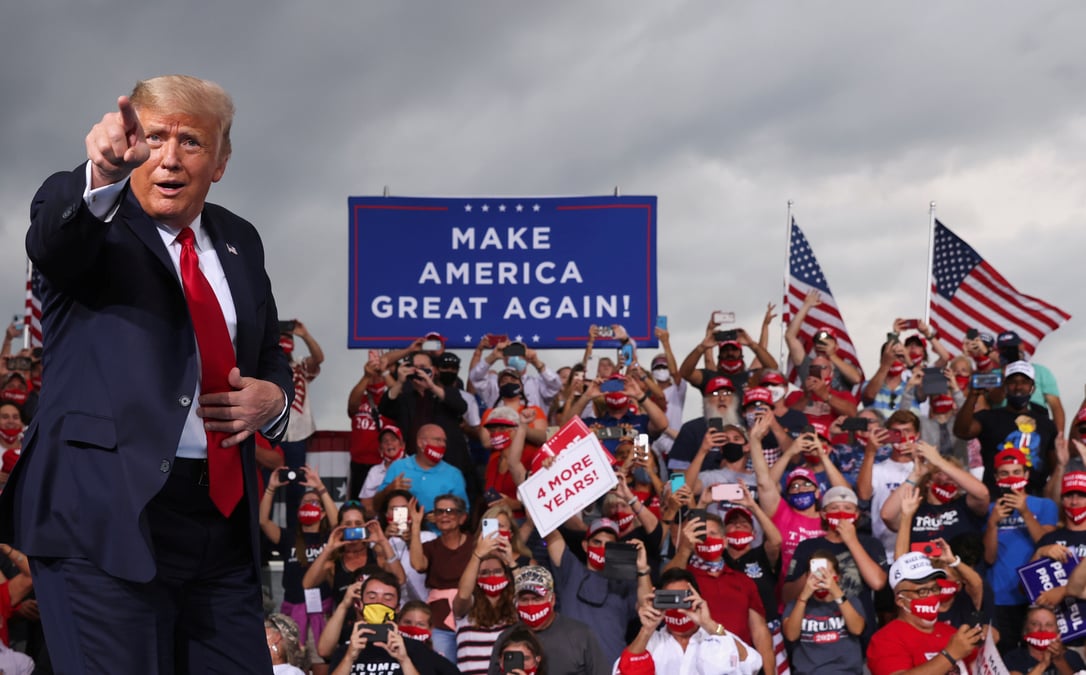 L'equipe de trump a leve 210 millions de dollars en aout, loin derriere biden
