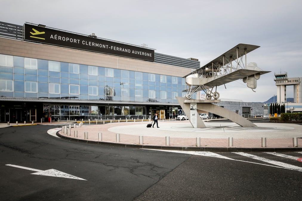 L'association Objectif Capitales, regroupant le milieu économique et les décideurs publics clermontois, milite pour une reprise de la ligne entre Clermont-Ferrand et Paris Orly, à l'arrêt depuis 2021. La balance des coûts, économiques, en temps et en carbone, pose question.