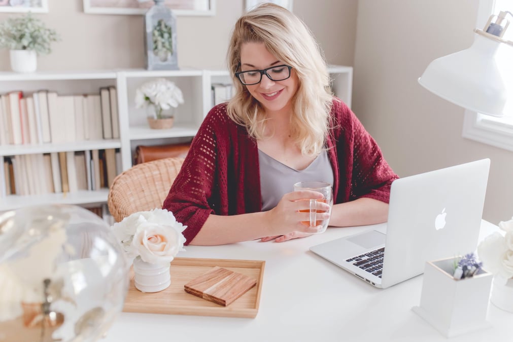 Femme travaillant devant son ordi