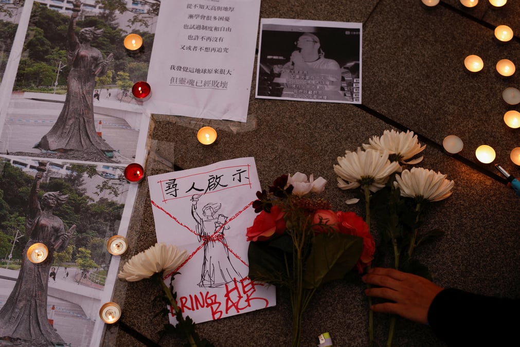 Hong kong deboulonne deux statues erigees en hommage a tiananmen