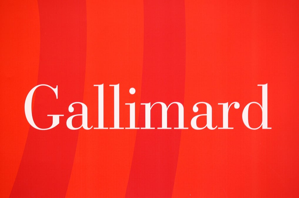 Le logo de la maison d'edition francaise gallimard, au salon du livre de paris