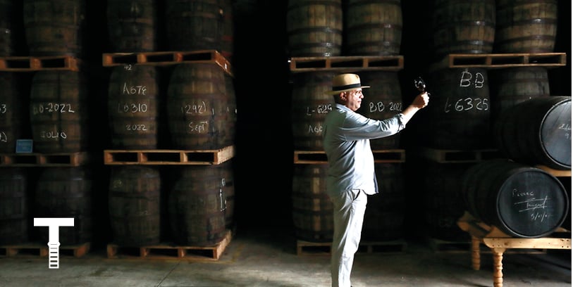 Ici, produire du rhum n’a rien d’une sinécure. « C’est un processus long, qui demande de la patience » explique Asbel Morales au milieu des chais. Si plus d’un milliard de verres d’Havana Club sont partagés chaque année dans 130 pays, c’est grâce à un petit miracle renouvelé chaque jour : celui mêlant innovation, low-tech et système D à la cubaine dans le cadre contraint du « bloqueo », cet embargo économique, commercial et financier mis en place depuis 1962 à l’égard de Cuba par les États-Unis.