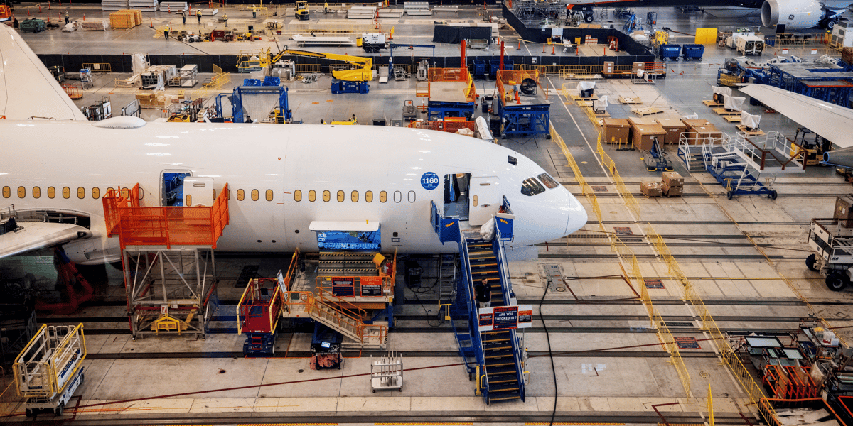 Des employes de boeing assemblent des 787 a north charleston, en caroline du sud