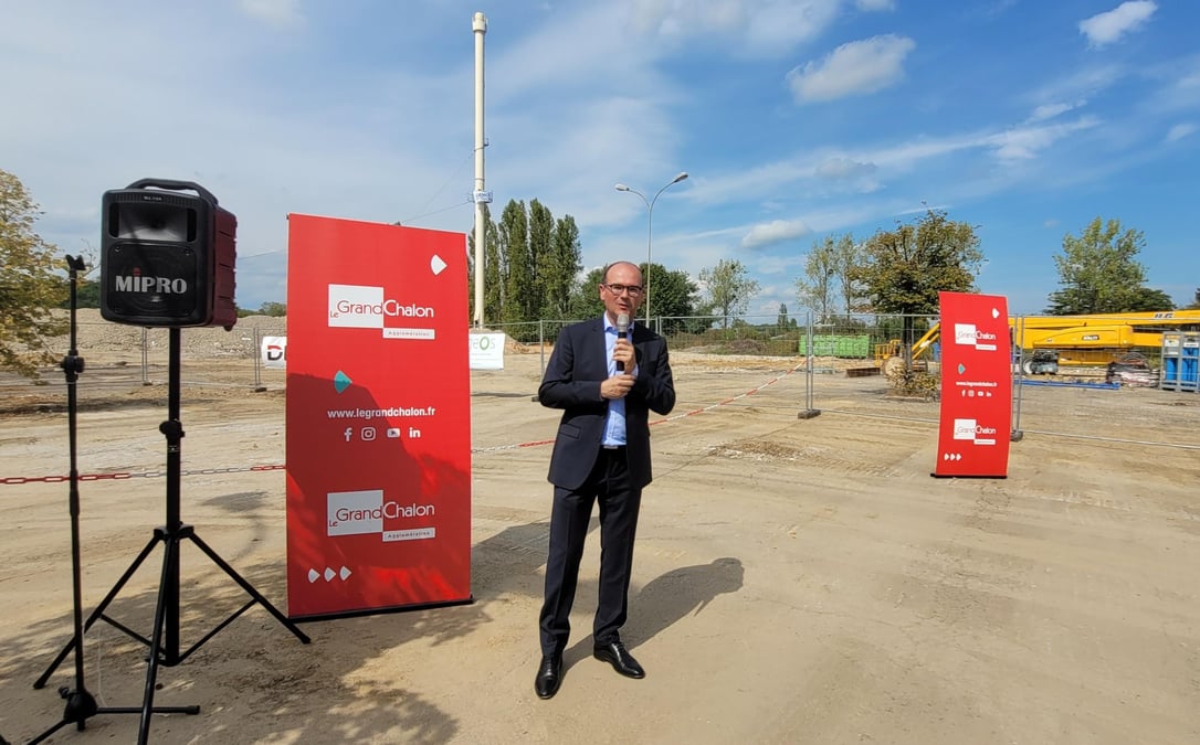 Sébastien Martin, Président d’Intercommunalités de France et Président du Grand Chalon, devant  la dernière cheminée de l’ancienne usine Nordéon (ex Philipps)