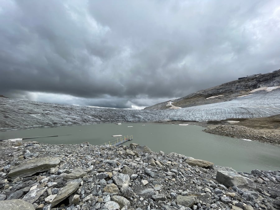 Situé en amont de la commune de Tignes (Savoie), qui héberge l'un des plus importants barrages hydroélectriques d'Europe, le lac du Rosolin fait l'objet d'une nouvelle série de travaux de sécurisation depuis cet été.