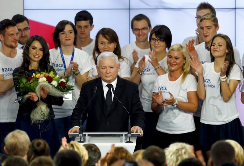 Le parti droit et justice arrive en tete des legislatives en pologne