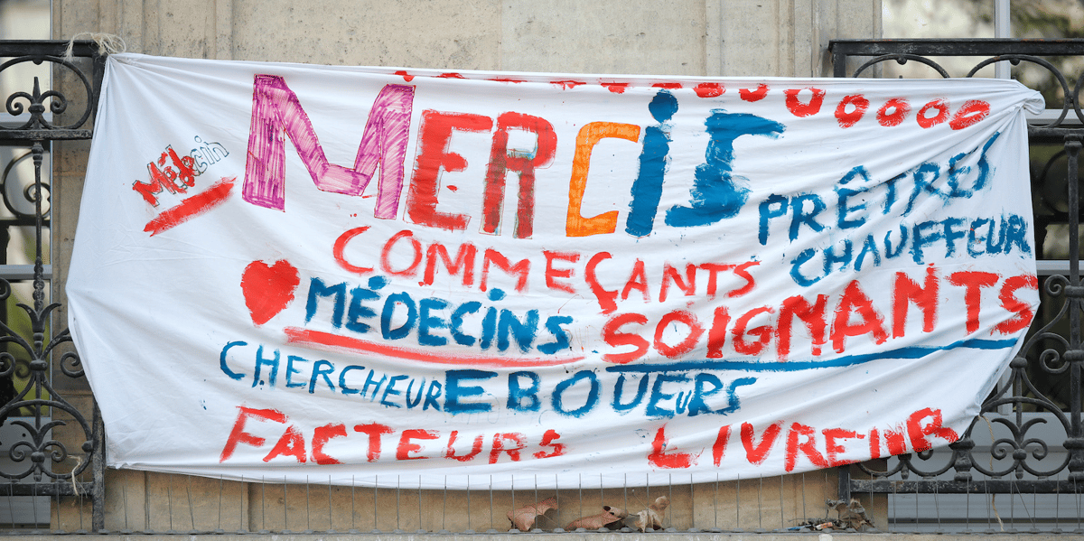 Tous les registres de la conviction peuvent être mobilisés pour persuader les salariés de renoncer à exercer leur droit de retrait : l'hommage d'abord (« vous êtes formidable et admirable »), l'exhortation ensuite (« la France a besoin de vous » ; « nous sommes en guerre et devons demeurés mobilisés et solidaires ») et l'incitation financière par le versement de la prime Macron de 1.000 euros, décidée en particulier par certaines grandes enseignes de la distribution.
