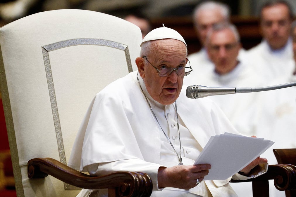 Le pape francois se rencontre avec des pelerins dans la basilique saint-pierre, au vatican