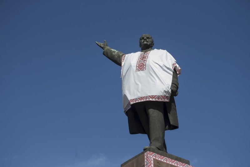 La derniere grande statue de lenine abattue en ukraine