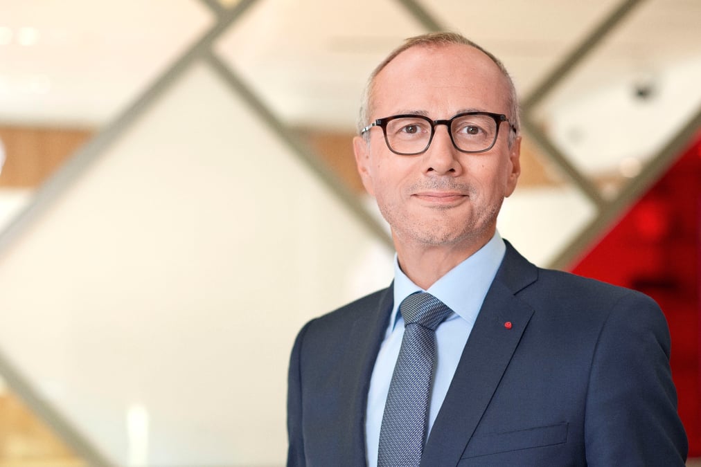 "L'application française de contact tracing va ainsi pouvoir bénéficier des meilleures compétences publiques et privées", explique Laurent Giovachini, directeur général adjoint de Sopra Steria et président de la fédération Syntec. Il préside en outre le comité « souveraineté » du Medef.