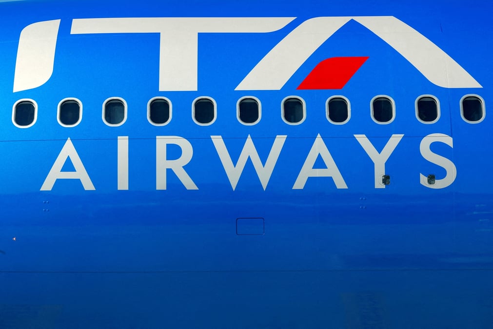 Le logo de ita sur un avion a l'aeroport de fiumicinon a rome
