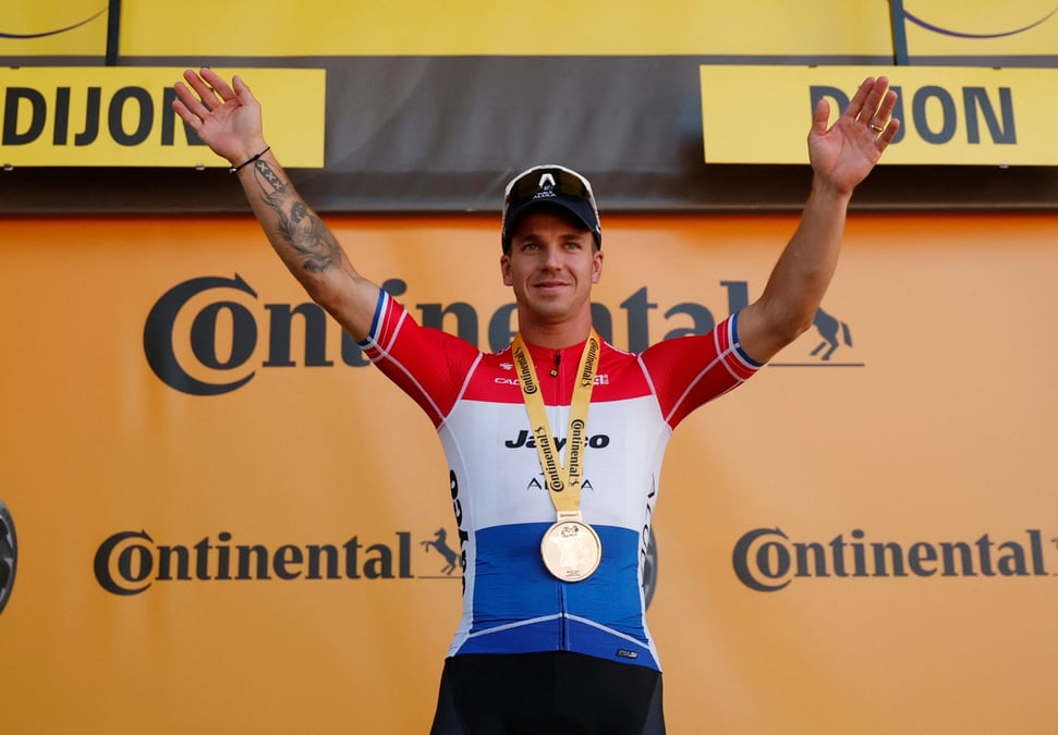 Dylan groenewegen de l'equipe jayco alula apres avoir remporte la 6e etape du tour de france, a macon