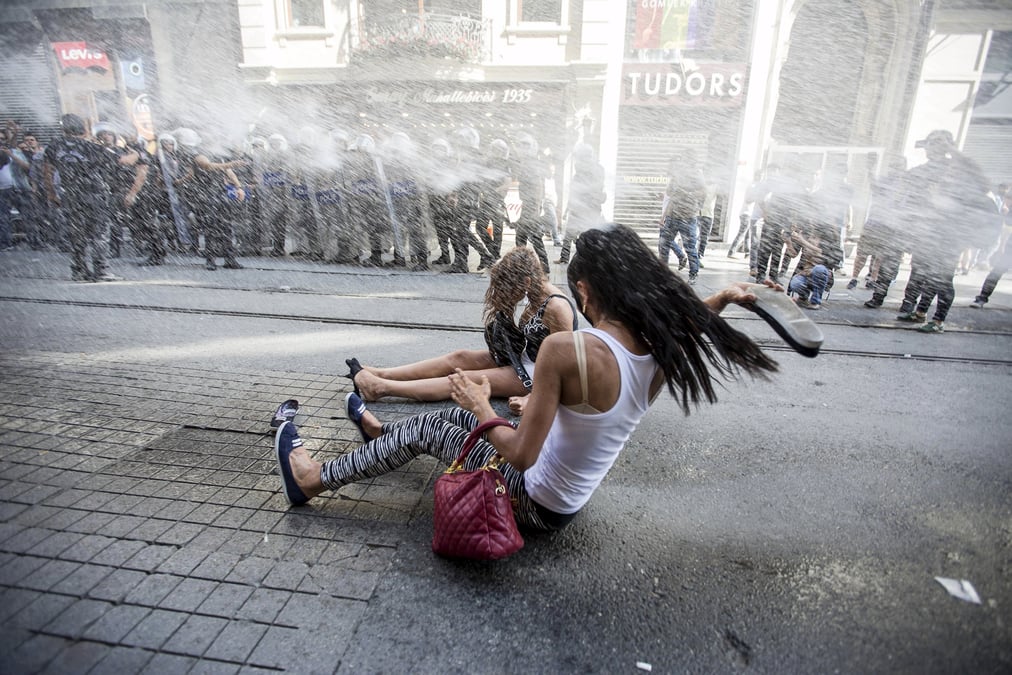La police disperse la gay pride a istanbul