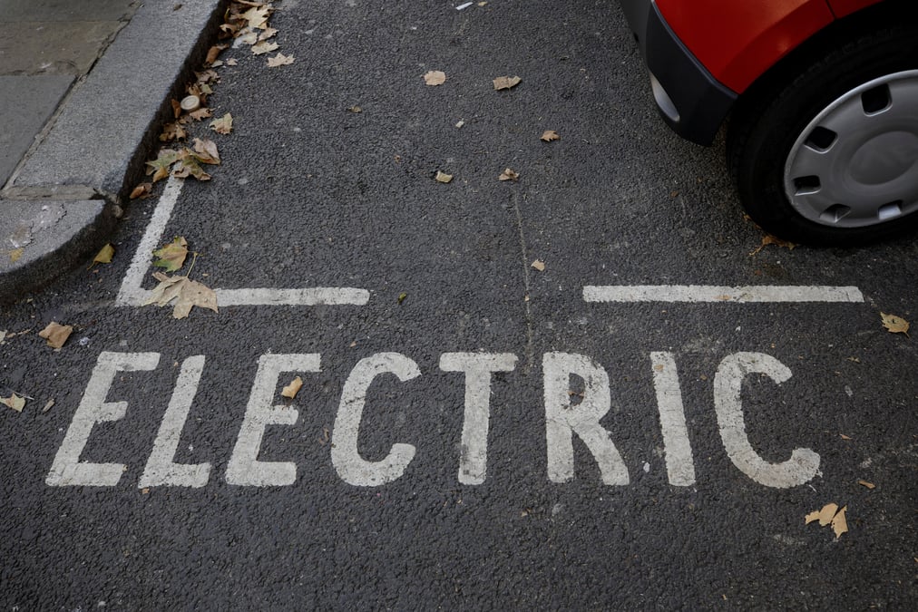 Une aire de stationnement reservee a la recharge des voitures electriques a londres
