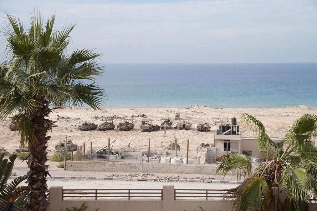 Des vehicules militaires israeliens sur une plage lors de l'operation terrestre de l'armee israelienne contre le groupe islamiste palestinien hamas, dans la bande de gaza