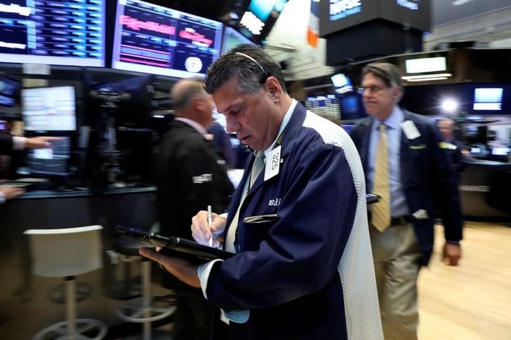 Le dow jones et le nasdaq terminent sur une note stable