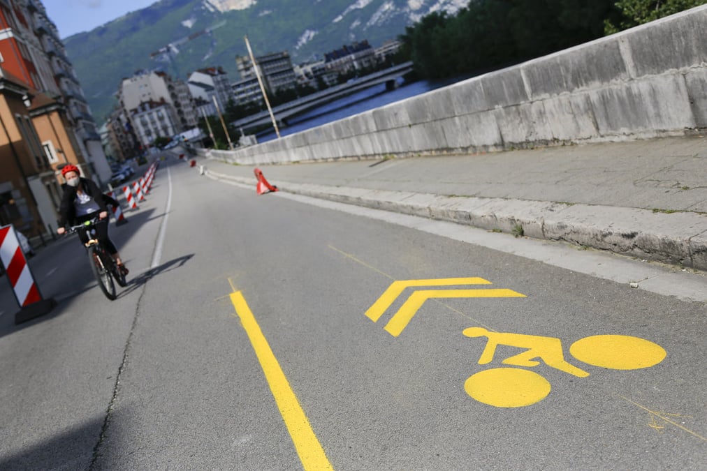 A Grenoble, un nouveau plan vélo prévoit l'ajout de 18 km de pistes cyclables transitoires d'ici cet été sur des axes principaux.