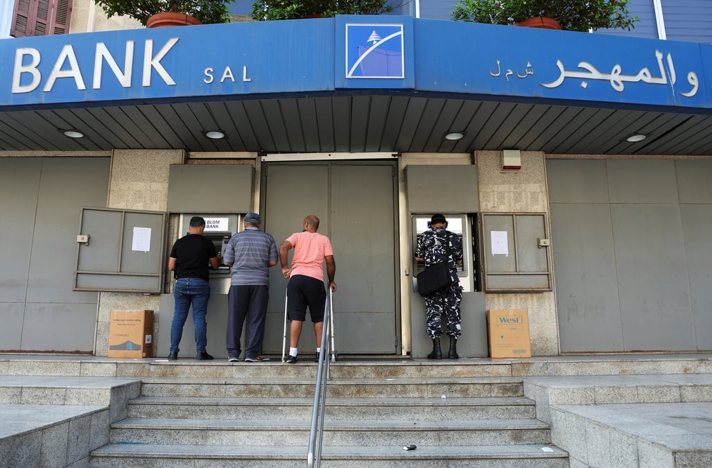 Les gens utilisent des distributeurs automatiques de billets a beirut
