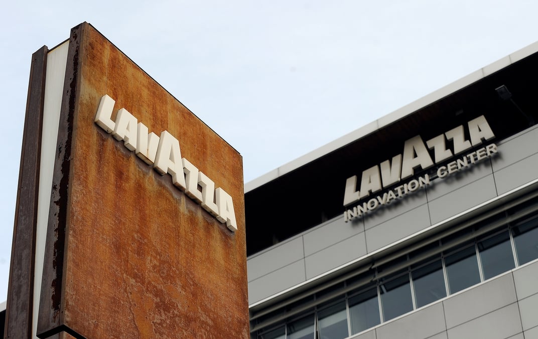 Le logo de lavazza devant l'entree principale du siege social
