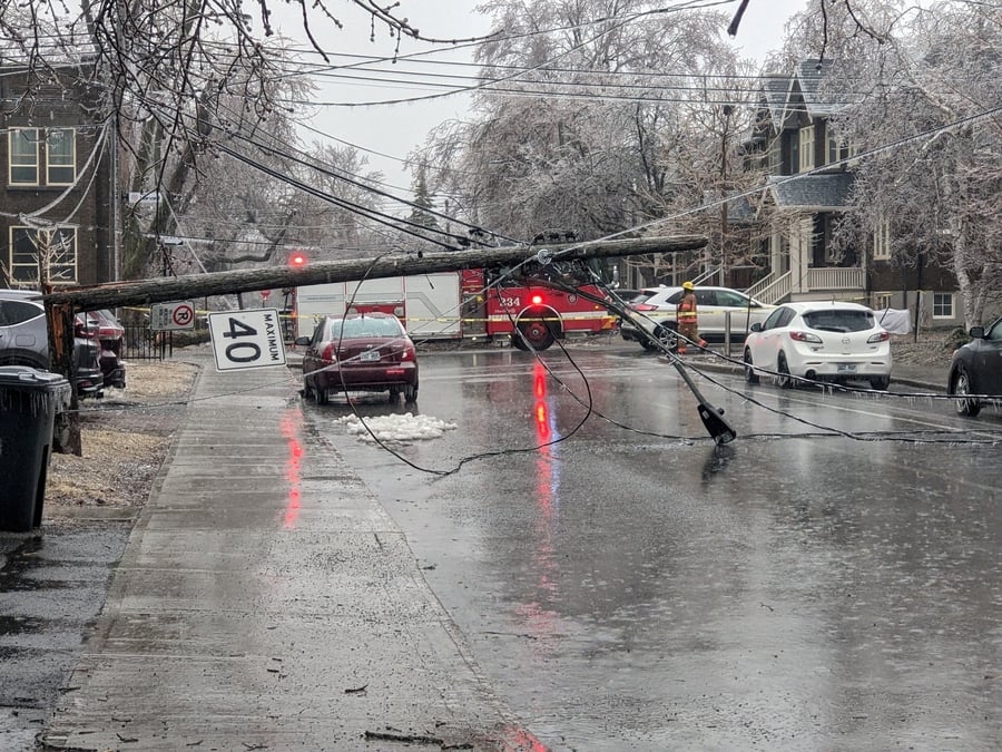 Photo de la tempete d'une tempete de glace qui a laisse des milliers de personnes sans electricite au quebec