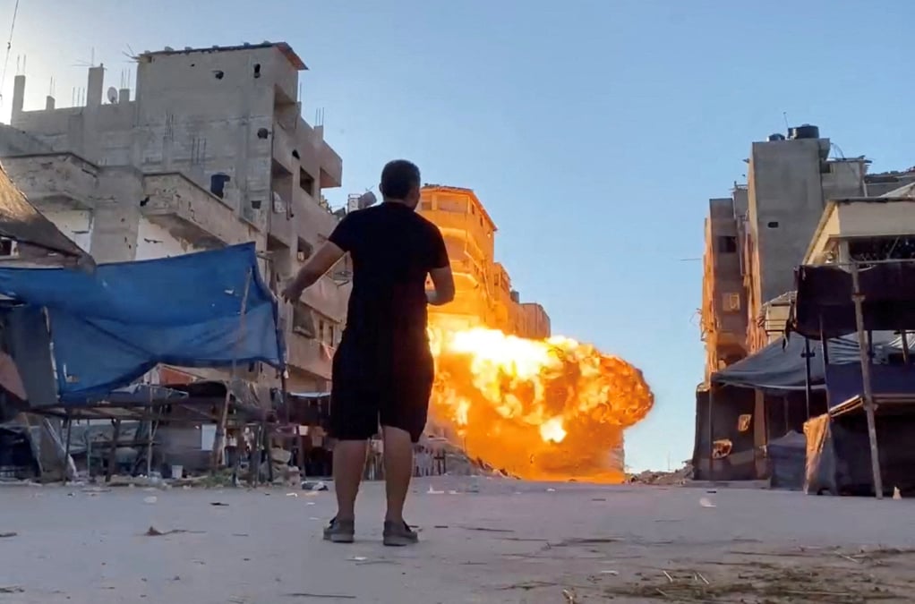 Des flammes s'elevent sur un immeuble residentiel a gaza