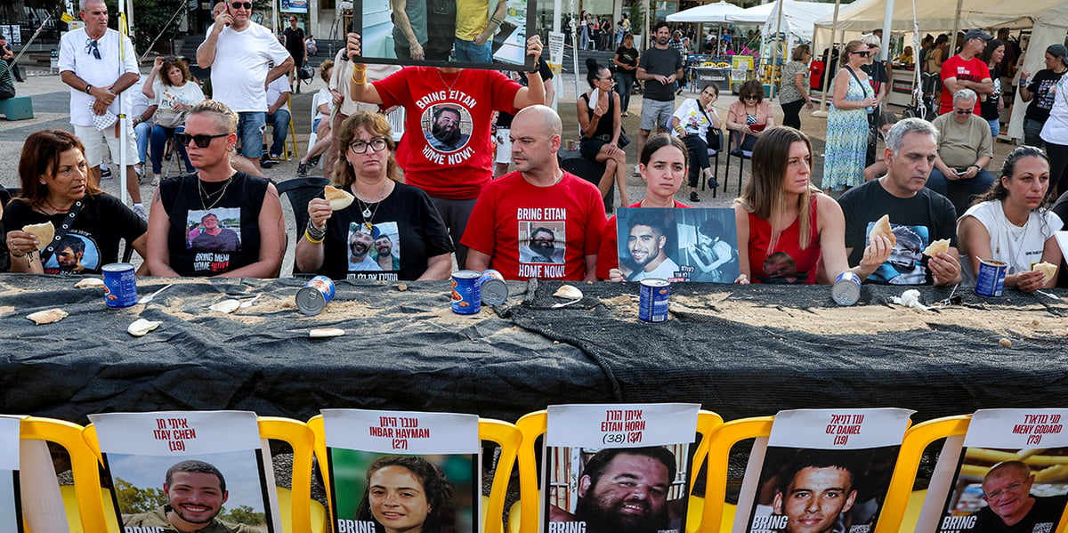 Le 9 août, plusieurs familles se sont réunies devant le musée des Arts à Tel-Aviv afin d'interpeller les autorités sur la situation des otages.