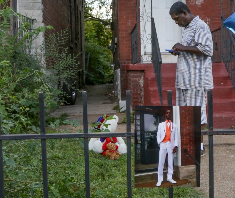 Le jeune noir tue par des policiers a st. louis touche dans le dos