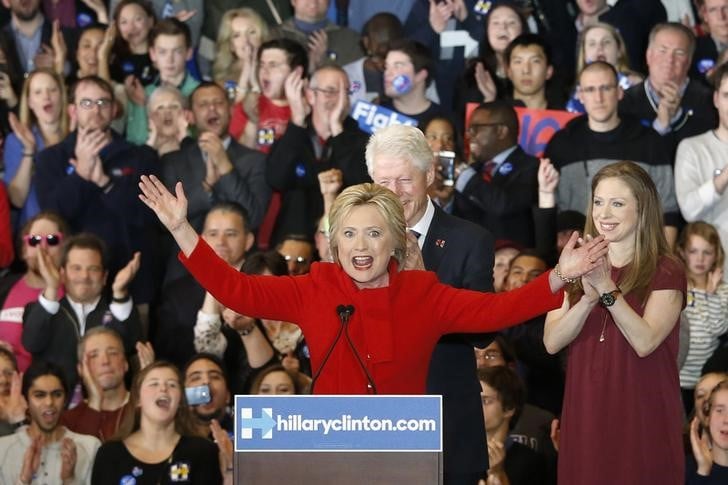 L'equipe de campagne d'hillary clinton annonce sa victoire dans l'iowa