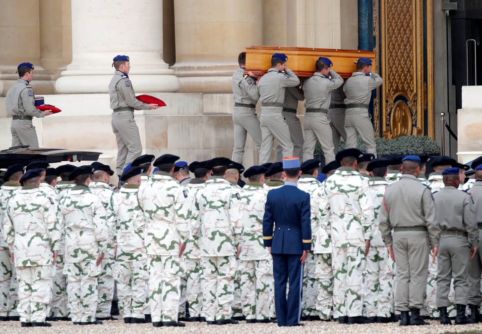La france rend un dernier hommage a ses soldats morts au mali