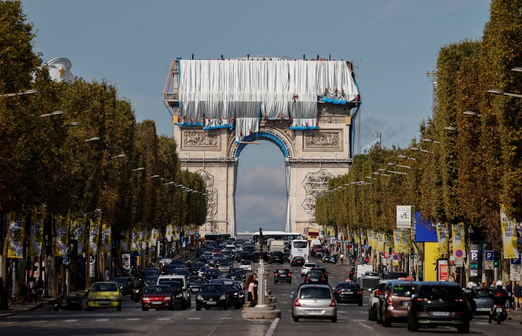 L'emballage de l'arc de triomphe, imagine par christo, a commence