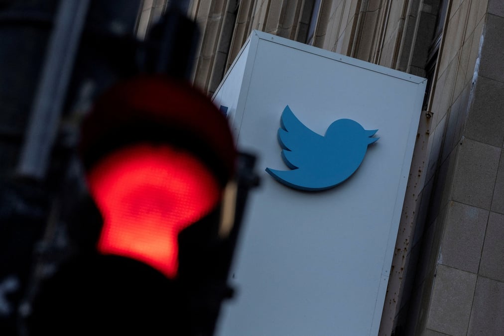 Photo du logo de twitter au siege de l'entreprise a san francisco