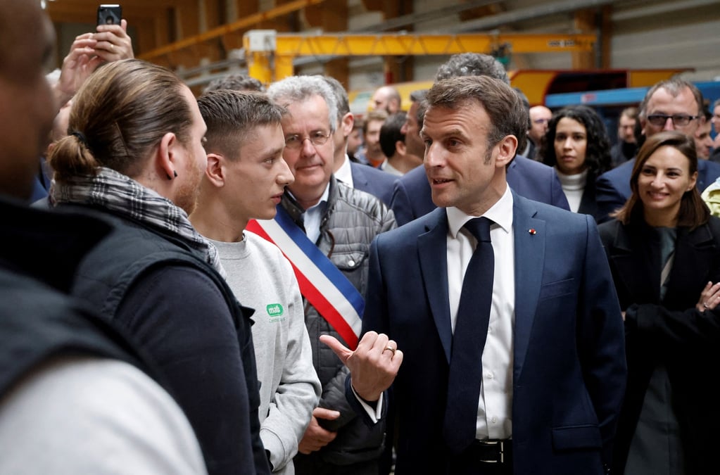 Le president francais emmanuel macron s'entretient avec des employes lors d'une visite a mathis
