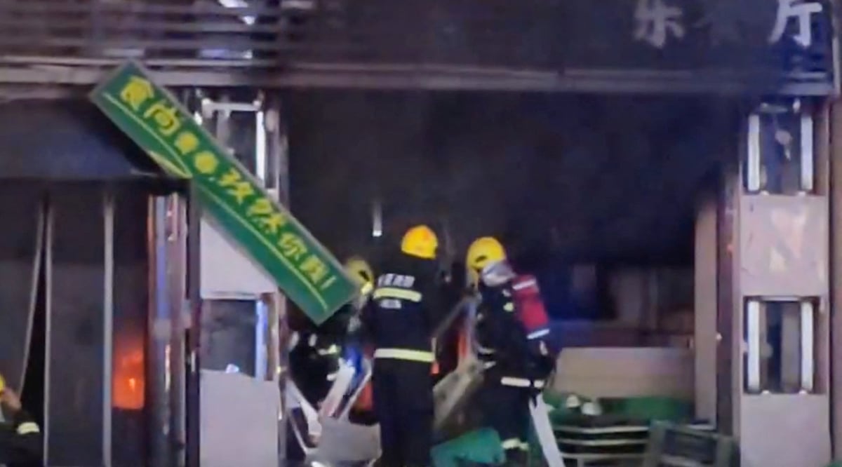 Des pompiers sur les lieux de l'incendie apres une explosion de gaz dans un restaurant de barbecue de yinchuan, ningxia, en chine