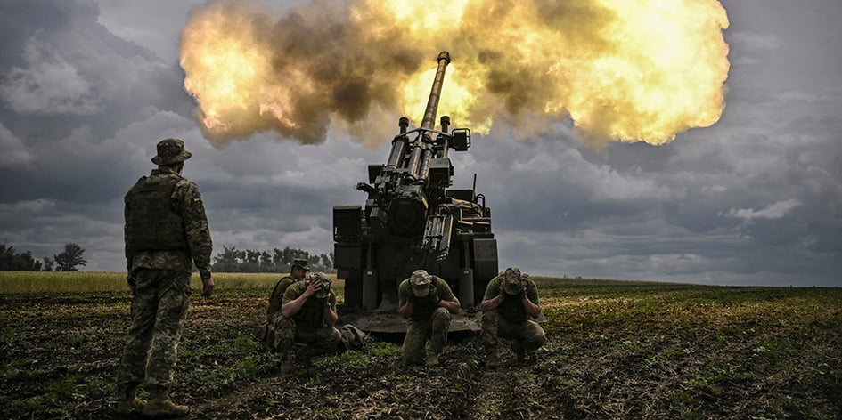 Militaires ukrainiens tirant avec un canon français Caesar, en juin 2022 dans la région orientale du Donbass.
