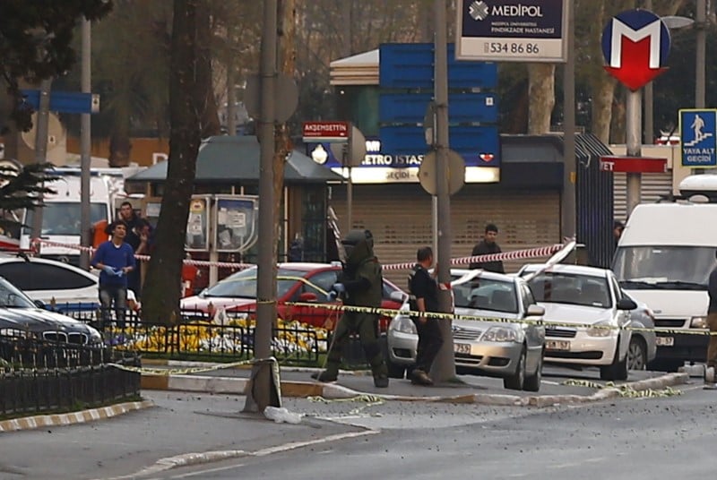 Un mort dans une fusillade devant le quartier general de la police a istanbul