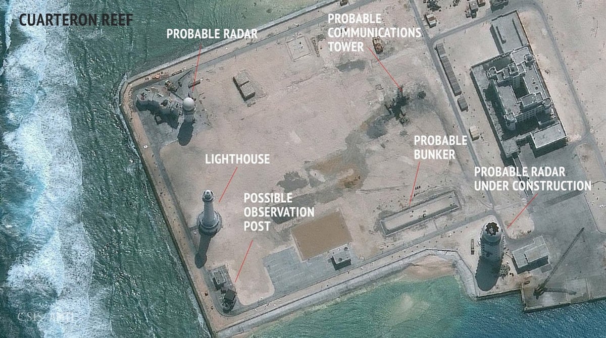 Cette image satellite (publiée  le 23 février 2016 par l'Asian Maritime Transparency Initiative au Center for Strategic and International Studies de Washington) montre la construction d'éventuelles installations de tour radar dans les îles Spratleys en  mer de Chine méridionale, zone géostratégiques très disputée entre grandes puissances.