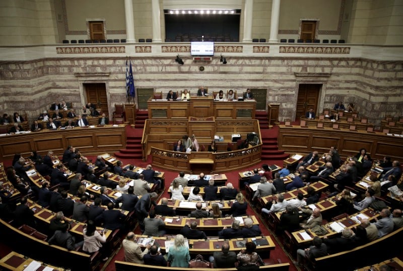 Les reformes voulues par les creanciers votees au parlement grec