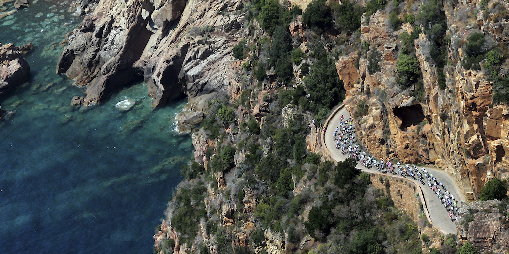 Vue d'une route menant à Calvi.