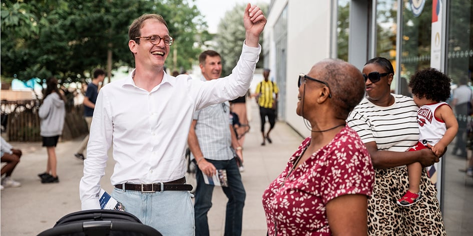 Pierre Cazeneuve en campagne dans les rues de Rueil-Malmaison, jeudi.