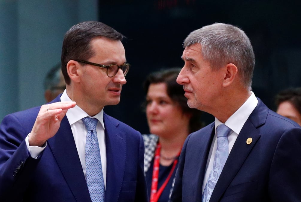 Le Premier ministre polonais à gauche, Mateusz Morawiecki avec le Premier ministre tchèque à droite, Andrej Babis, lors du sommet des dirigeants de l'Union européenne à Bruxelles le 28 juin 2018.